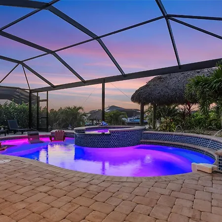 Heated Saltwater Pool & Spa With Tiki Hut - Backyard Oasis - Roelens